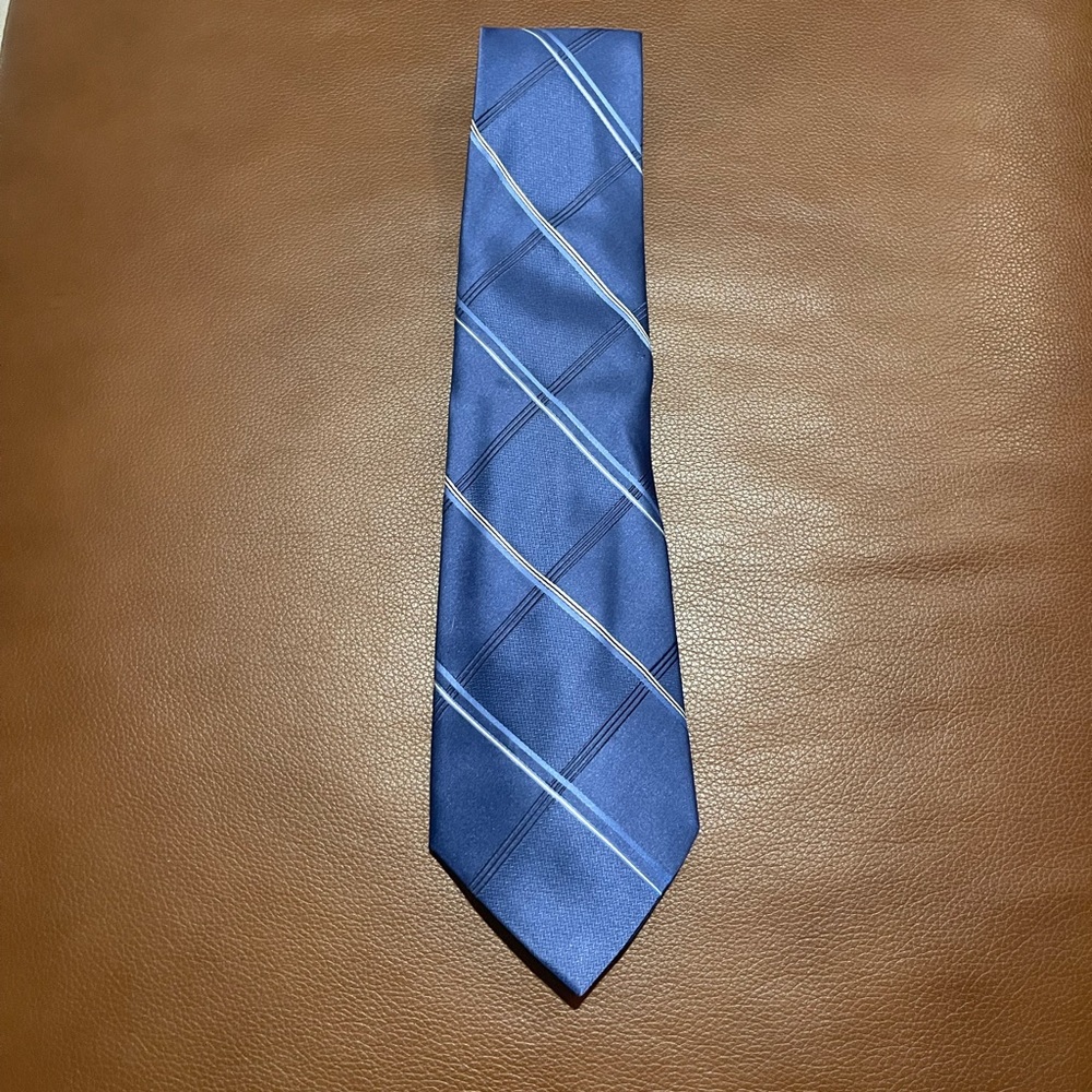 Men’s shiny blue tie